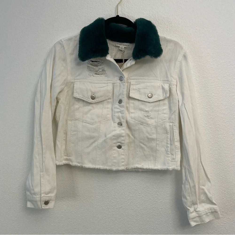 Honey Punch Women’s White Distressed Denim Jacket w/ Green Fur Collar Size Small - Picture 7 of 16